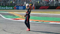 Max Verstappen opouští místo nehody s Lewisem Hamiltonem