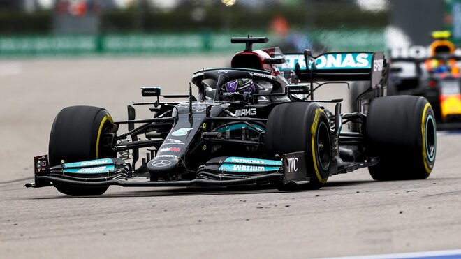 Lewis Hamilton po nasazení nového motoru úřadoval