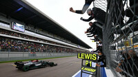Lewis Hamilton vyhrává svůj 100. závod