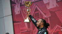 Lewis Hamilton se svou trofejí za první místo po závodě v Soči