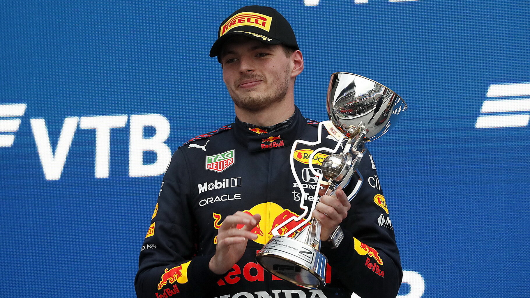 Max Verstappen se svou trofejí za druhé místo po závodě v Soči
