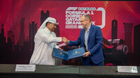 Výkonný ředitel Formule 1 Stafeno Domenicali po podpisu nové smlouvy s Abdulrahmanem Al-Mannajem, prezidentem katarské automobilové federace QMMF