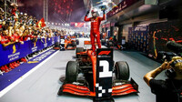 Sebastian Vettel oslavuje vítězství v Singapuru