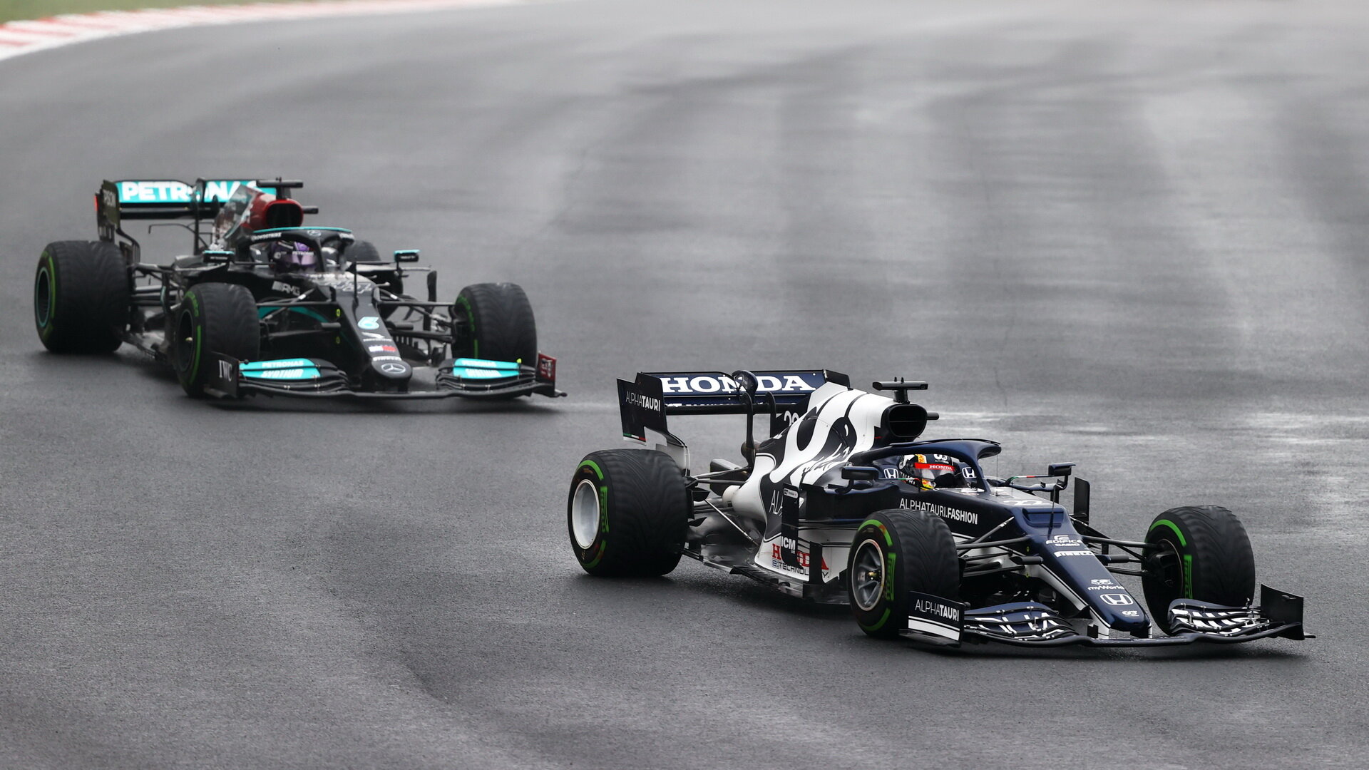 Juki Cunoda a Lewis Hamilton v závodě v Turecku