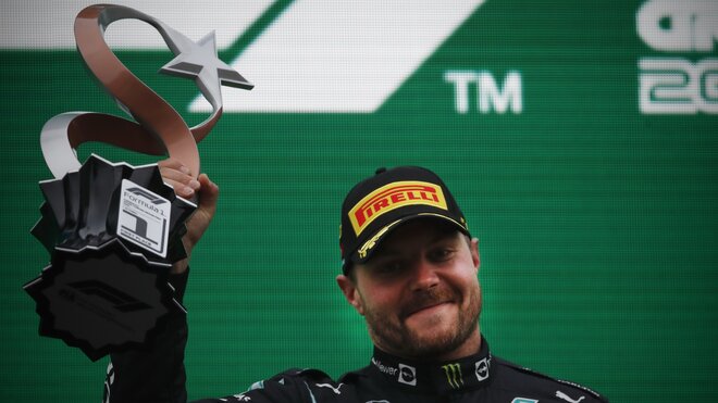 Valtteri Bottas se svou trofejí za prnví místo po závodě v Turecku