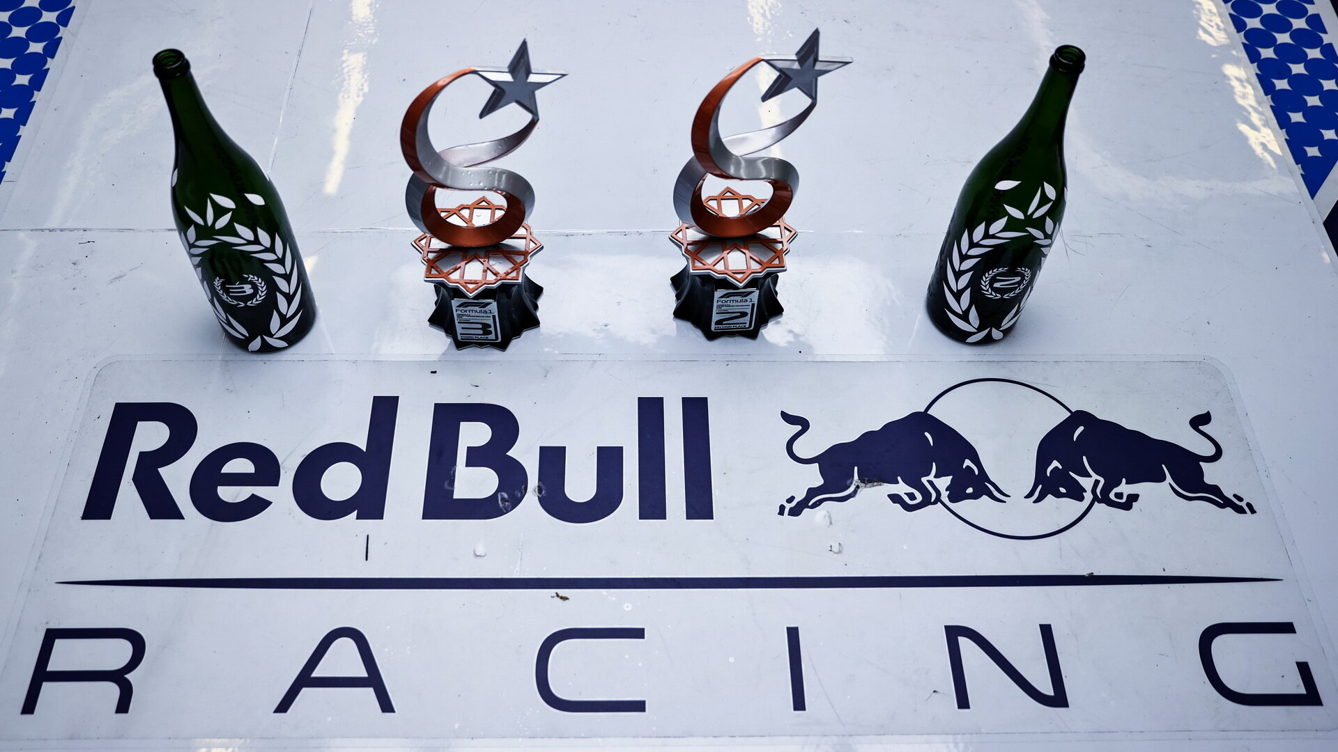 Tým Red Bull se svými trofejemi po úspěšném závodě v Turecku