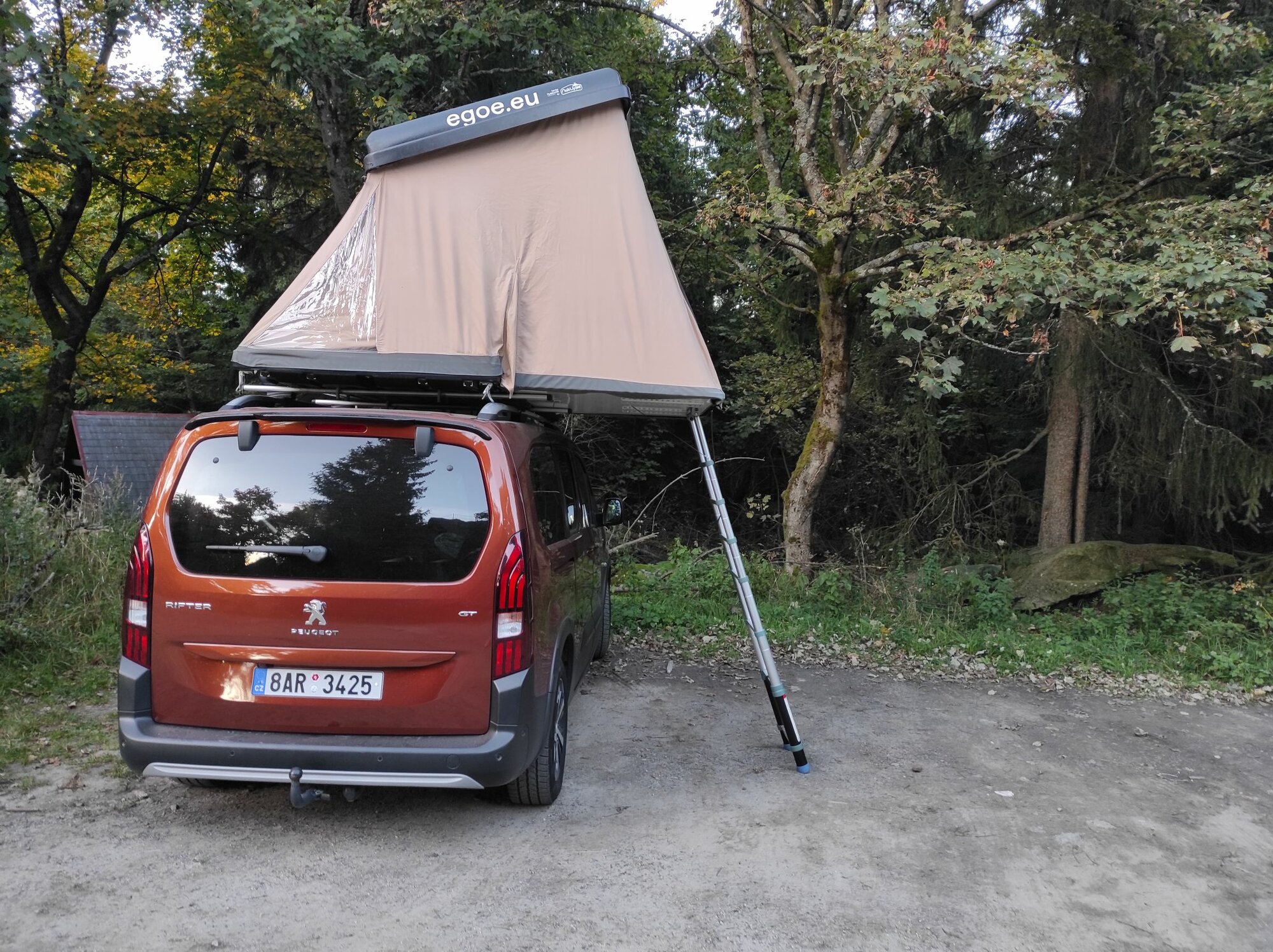 Peugeot Rifter se střešním stanem