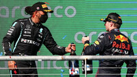 Lewis Hamilton a Max Verstappen na pódiu po závodě v americkém Austinu