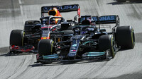 Lewis Hamilton těsně před Maxem Verstappenem ve Velké ceně Spojených států 2021