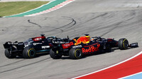 Lewis Hamilton a Max Verstappen po startu závodu v americkém Austinu