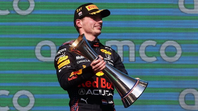 Max Verstappen se svou trofejí za první místo po závodě v americkém Austinu