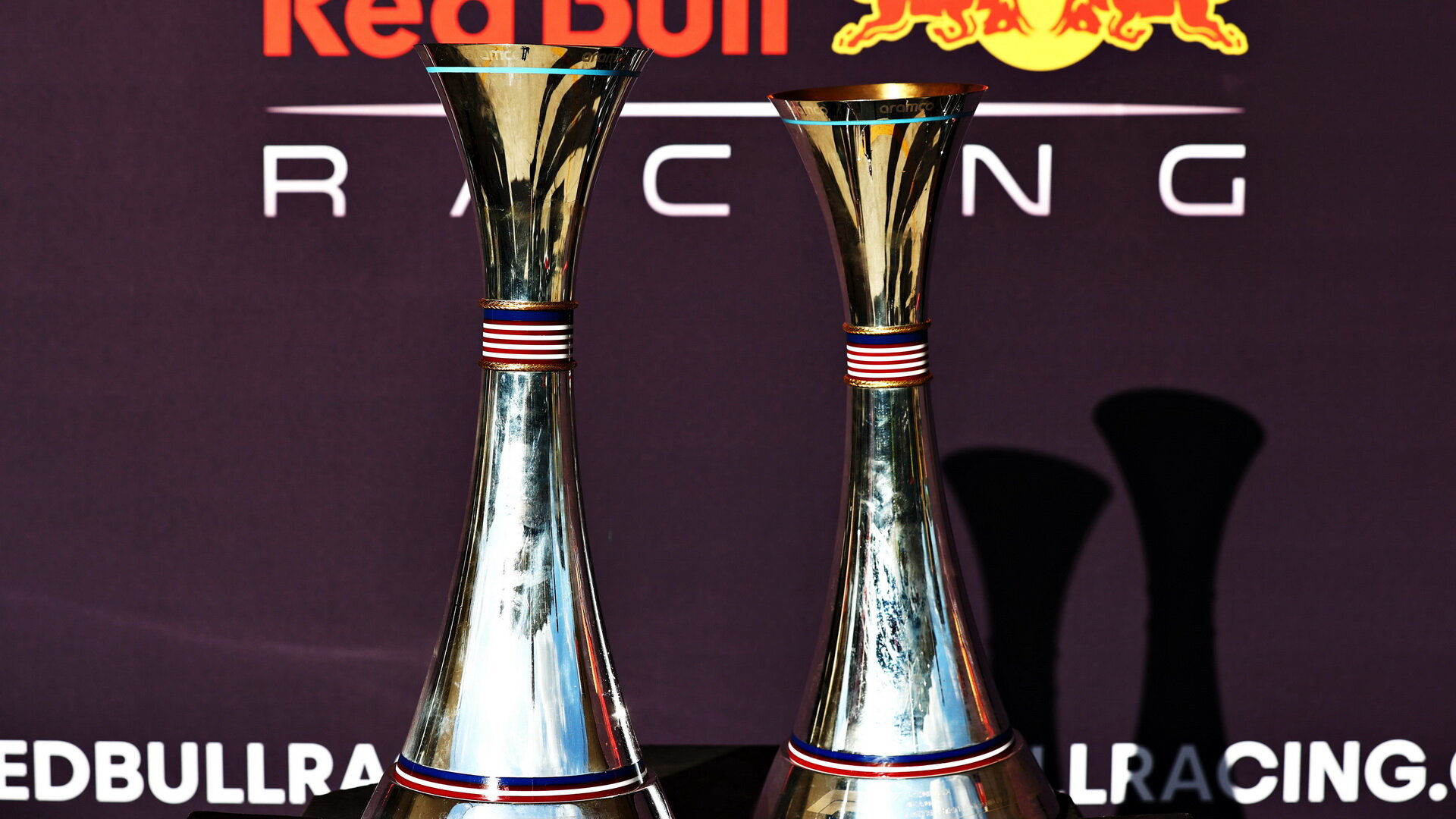 Poháry týmu Red Bull po úspěšném závodě v americkém Austinu