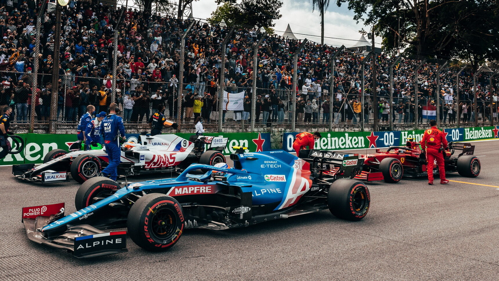 Esteban Ocon před sobotním sprintem v Brazílii