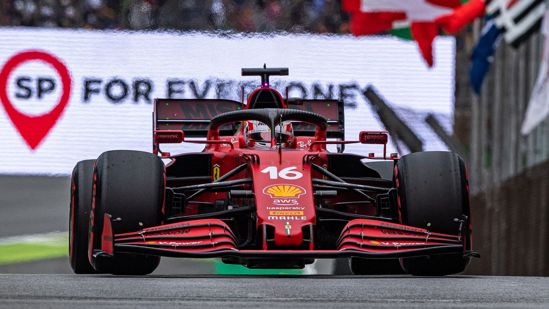 Charles Leclerc v sobotním sprintu v Brazílii