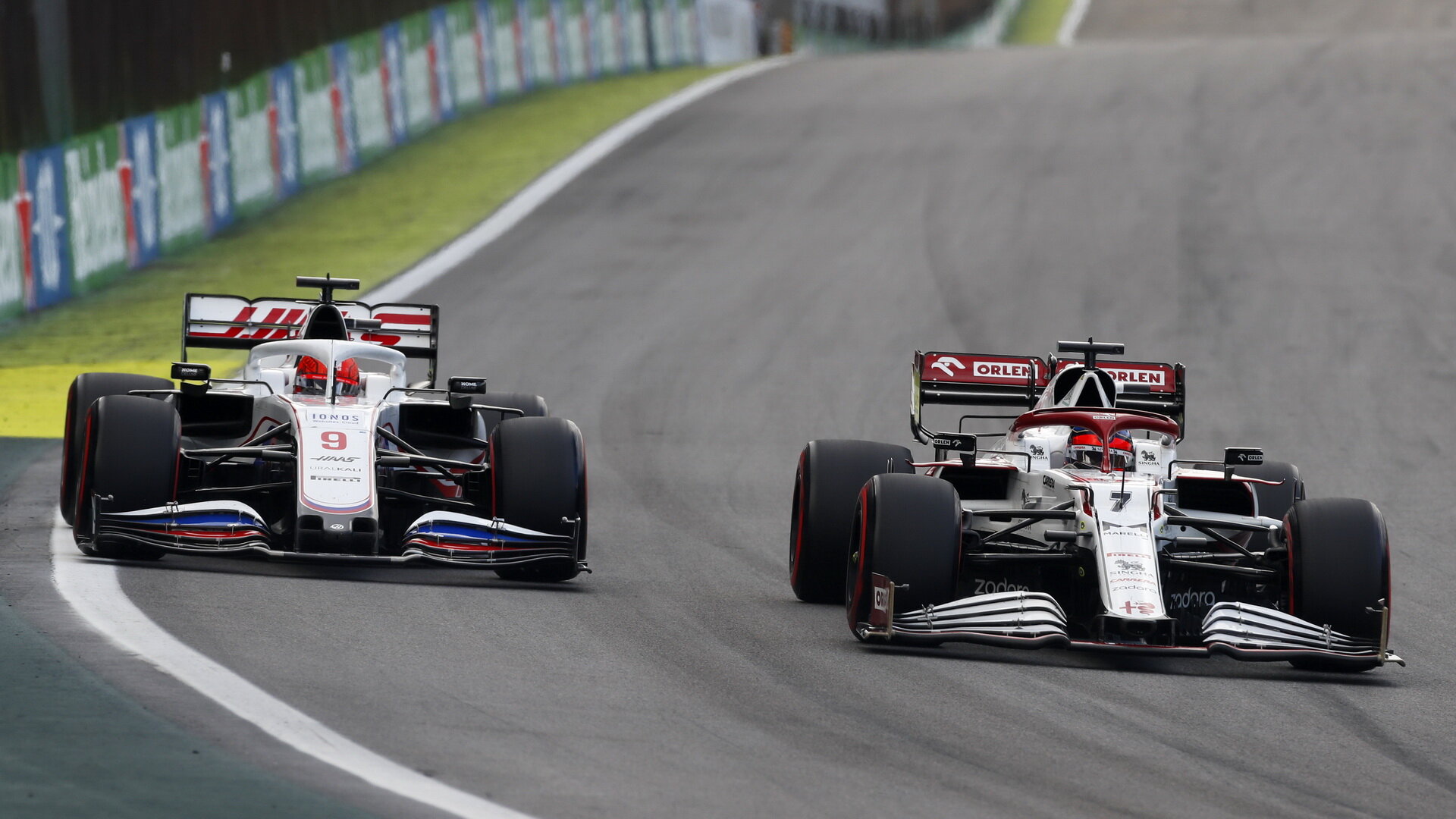 Nikita Mazepin a Kimi Räikkönen v sobotním sprintu v Brazílii