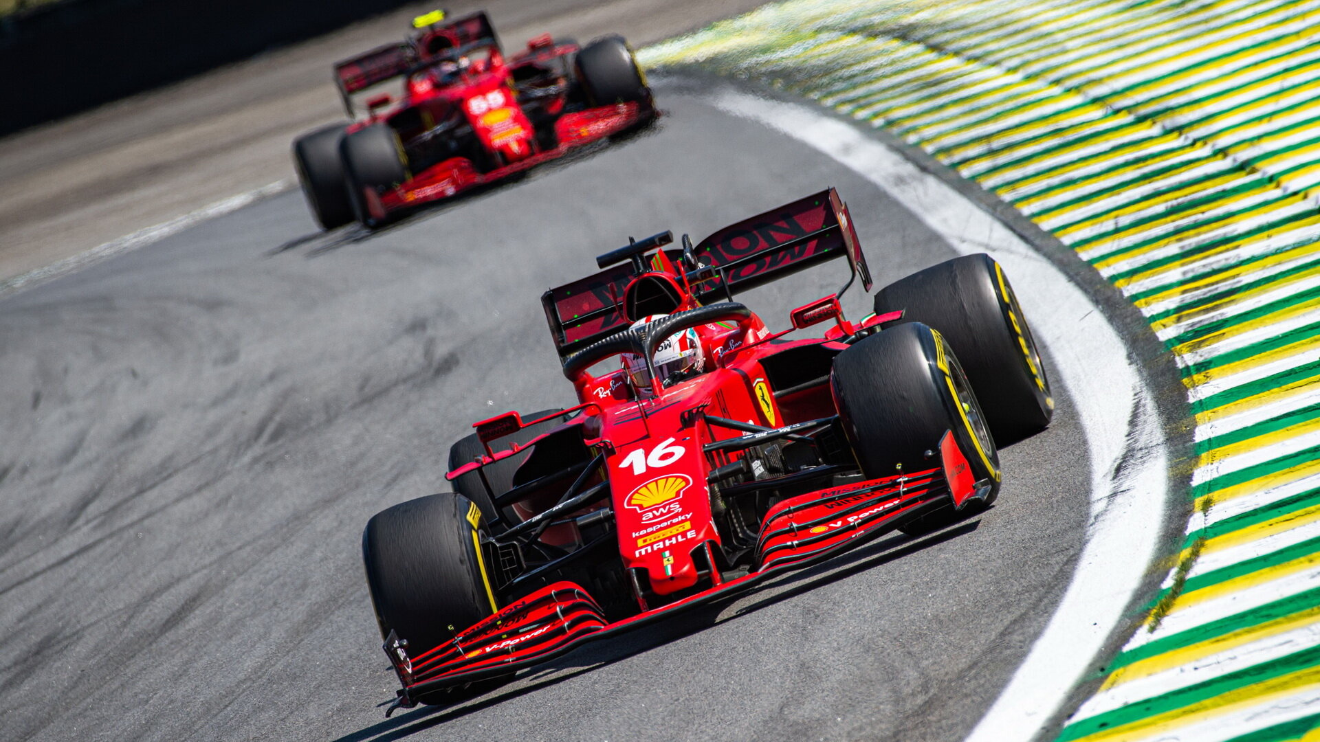 Ferrari je v závěru sezóny ve formě, v Brazílii opěk skončilo hned za Mercedesy a Red Bully, zatímco McLaren jenom paběrkoval