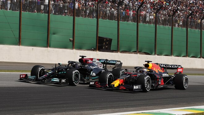 Lewis Hamilton a Max Verstappen v závodě v Brazílii