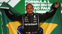 Lewis Hamilton se raduje z vítězství po závodě v Brazílii