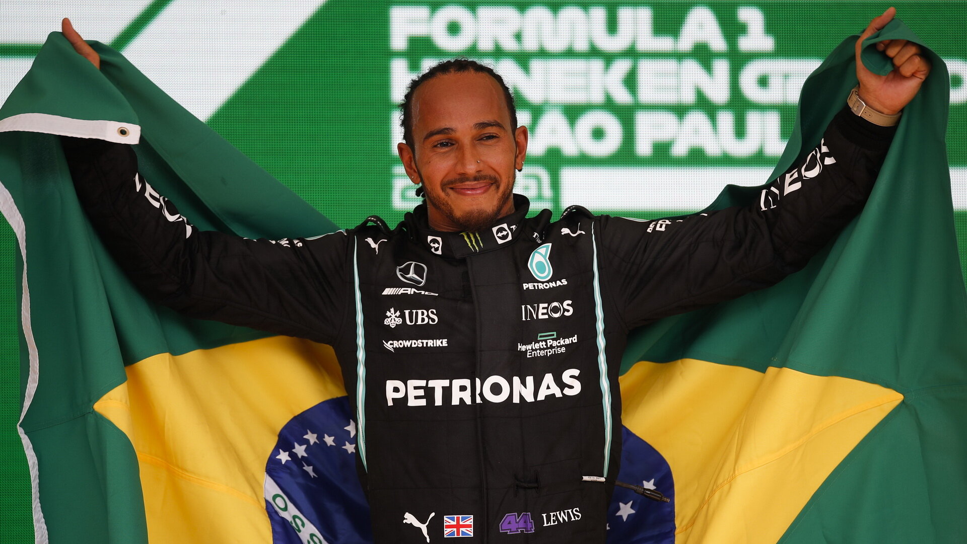 Lewis Hamilton se raduje z vítězství po závodě v Brazílii