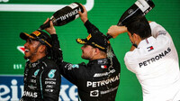 Lewis Hamilton a Valtteri Bottas na pódiu po závodě v Brazílii