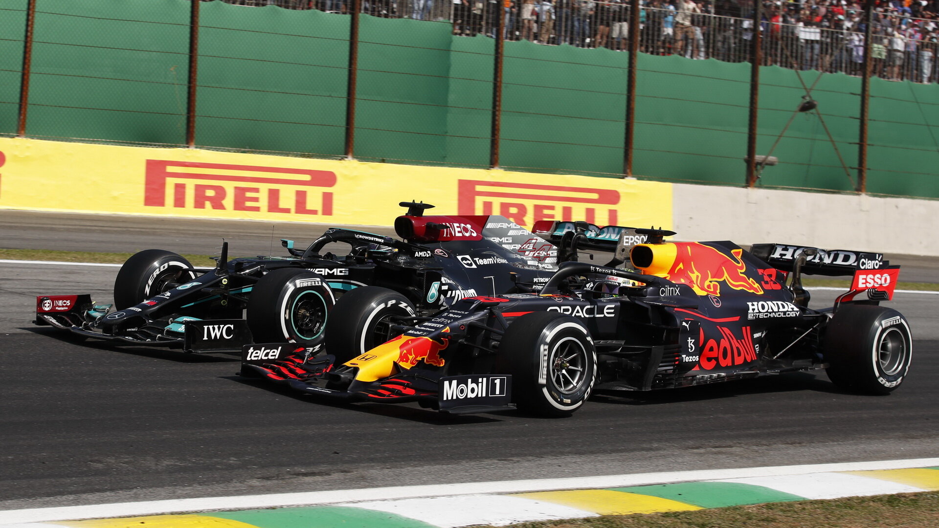 Lewis Hamilton v souboji s Maxem Verstappenem v Brazílii