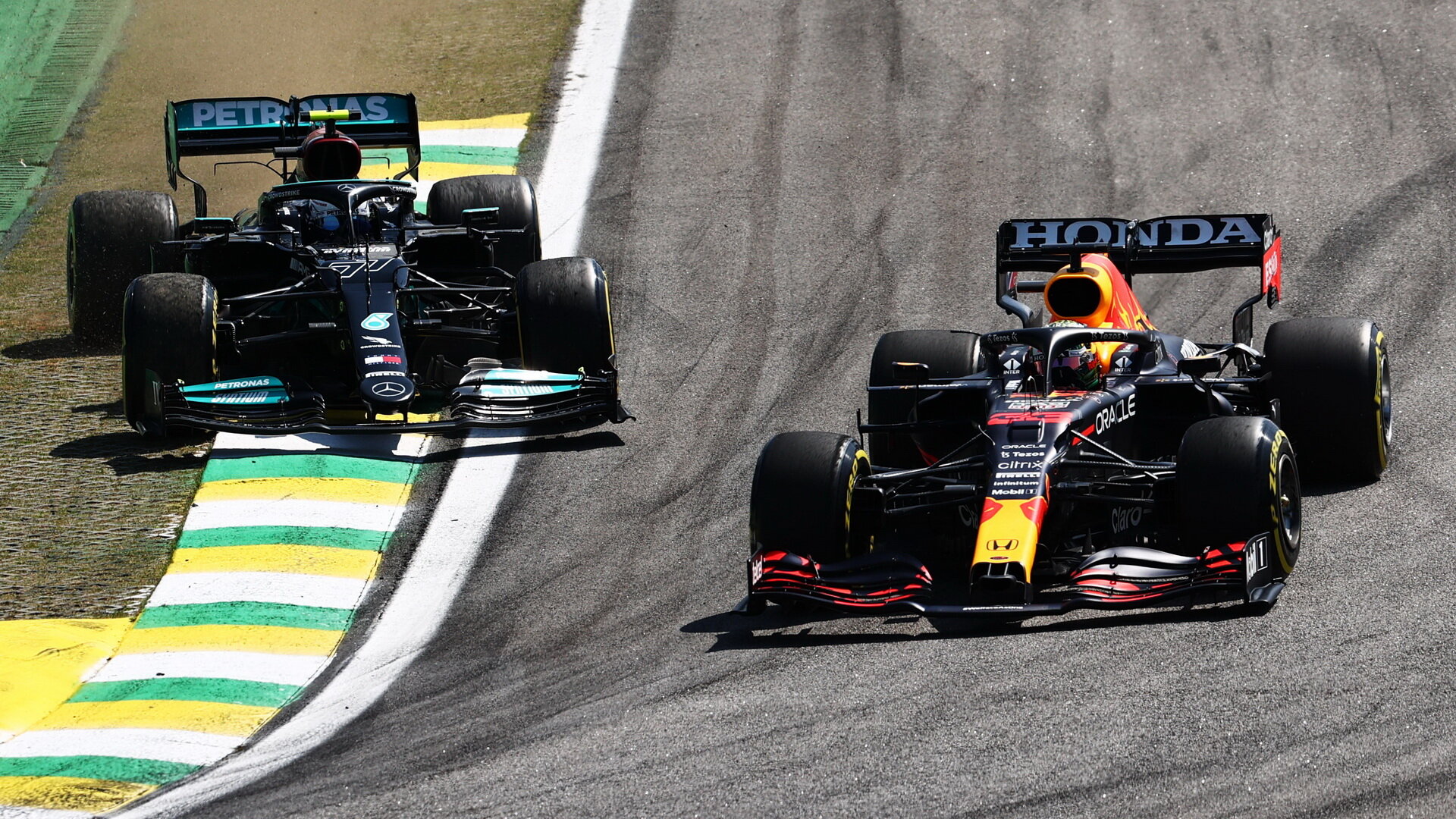 Max Verstappen a Valtteri Bottas v závodě v Brazílii