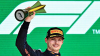 Max Verstappen se svou trofejí za druhé místo po závodě v Brazílii