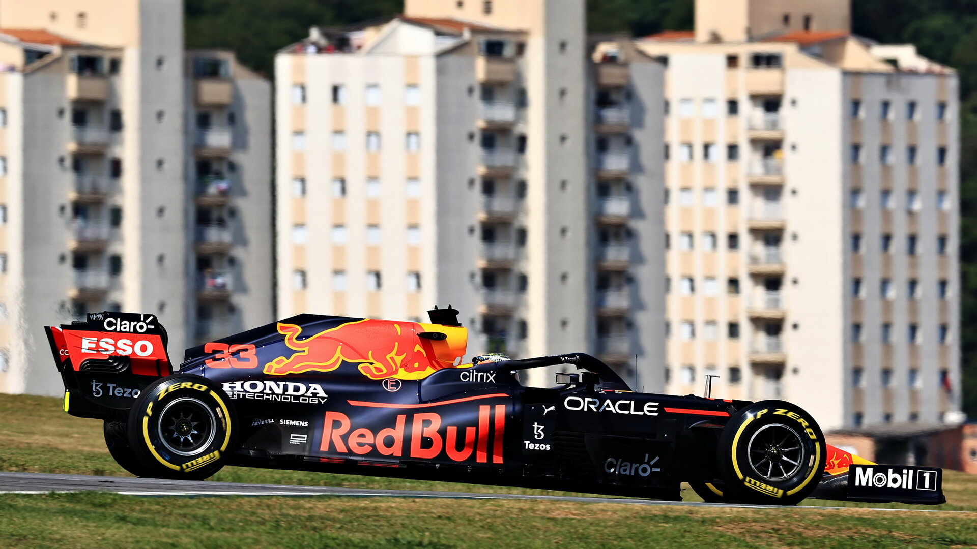 Max Verstappen v závodě v Brazílii