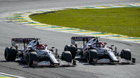 Kimi Räikkönen a Antonio Giovinazzi v závodě v Brazílii