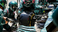 Lance Stroll při výměně pneu v závodě v Brazílii