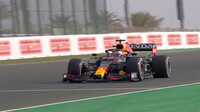 Max Verstappen s Red Bullem RB16B v 1. tréninku