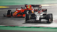 Kimi Räikkönen a Charles Leclerc v závodě v Kataru