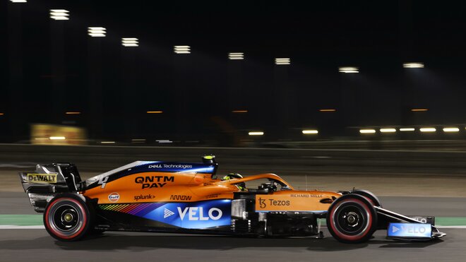 Lando Norris s McLarenem pod umělým osvětlením