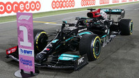 Lewis Hamilton si dojel pro první místo v závodě v Kataru