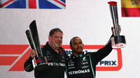 Lewis Hamilton se svou trofejí za první místo v závodě v Kataru