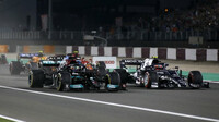 Lewis Hamilton a Pirre Gasly při startu závodu v Kataru