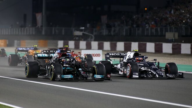 Lewis Hamilton po startu v Kataru