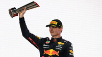 Max Verstappen se svou trofejí za druhé místo v závodě v Kataru