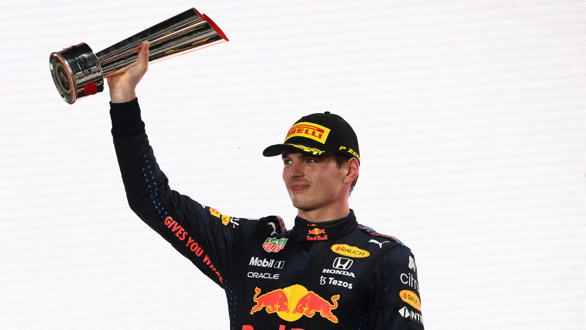 Max Verstappen se svou trofejí za druhé místo v závodě v Kataru