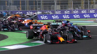 Ostrý souboj po restartu Maxe Verstappen a Lewise Hamiltona v závodě v Saúdské Arábii