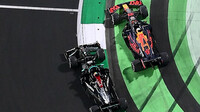 Max Verstappen a Lewis Hamilton po restartu závodu v Saúdské Arábii