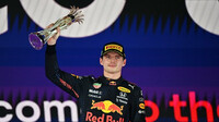 Max Verstappen se svou trofejí za druhé místo v závodě v Saúdské Arábii