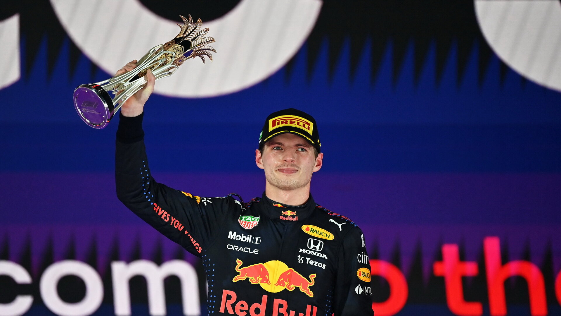 Max Verstappen se svou trofejí za druhé místo v závodě v Saúdské Arábii