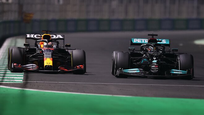 Max Verstappen a Lewis Hamilton v Saúdské Arábii