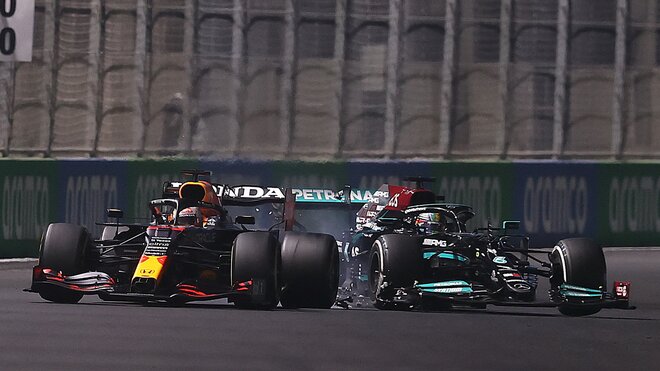 Lewis Hamilton naráží do Maxe Verstappena v závodě v Saúdské Arábii