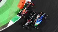 Esteban Ocon, Max Verstappen a Lewis Hamilton po restartu závodu v Saúdské Arábii