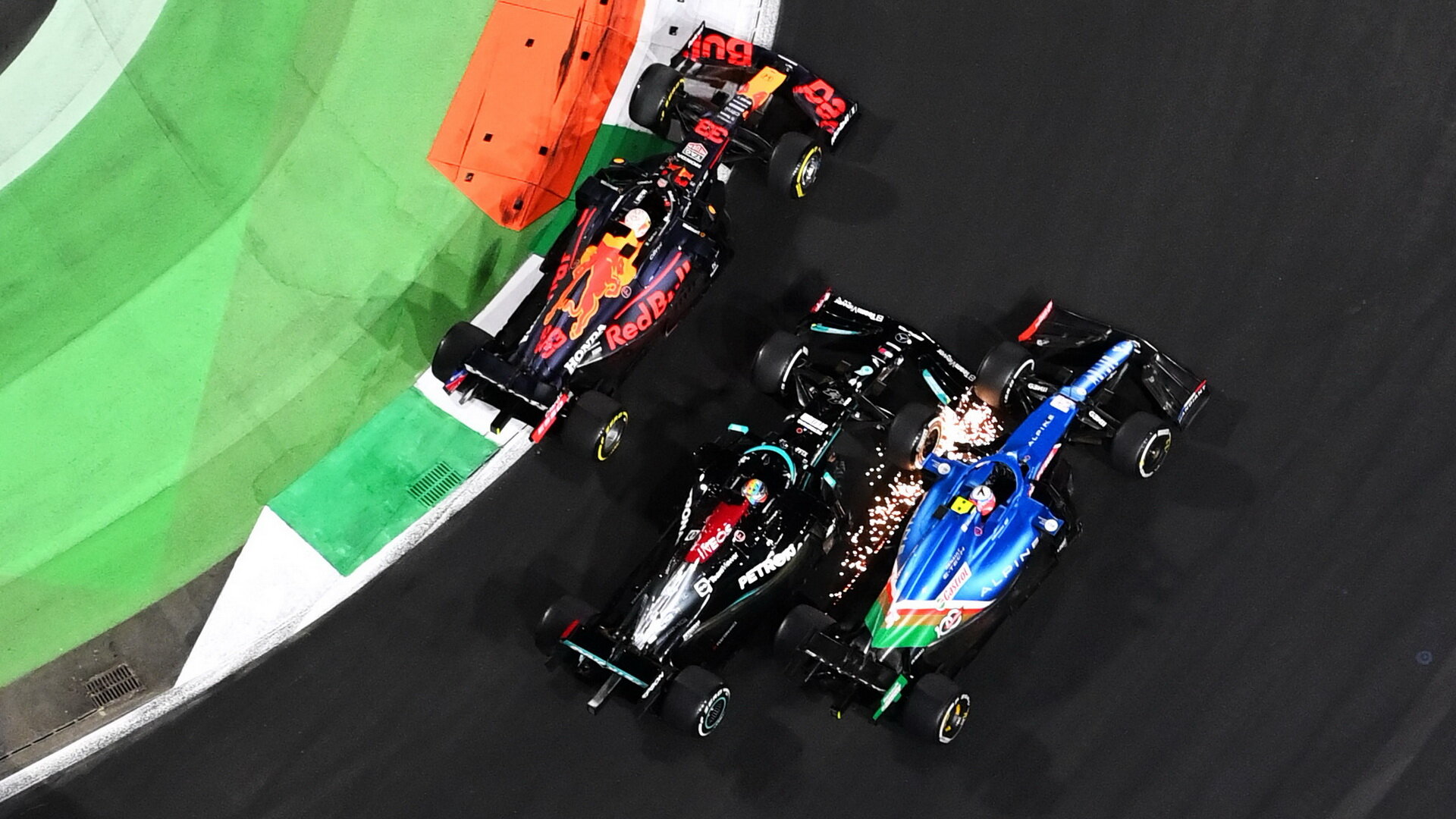 Esteban Ocon, Max Verstappen a Lewis Hamilton po restartu závodu v Saúdské Arábii