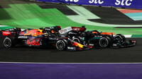 Max Verstappen a Lewis Hamilton v závodě v Saúdské Arábii