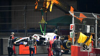 Vozidlo Micka Schumachera odklízejí z tratě v závodě v Saúdské Arábii