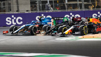 Esteban Ocon se s Lewisem Hamilton zmáčkly v první zátaččce po restartu závodu v Saúdské Arábii